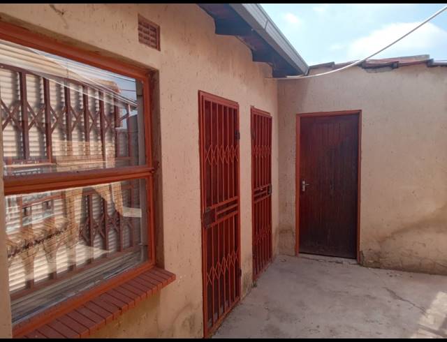 2 BEDROOM HOUSE FOR SALE IN TSAKANE